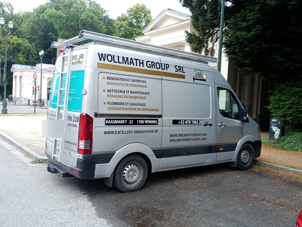 Camionnette Wollmath Group SRL portant les coordonnées de l'entreprise