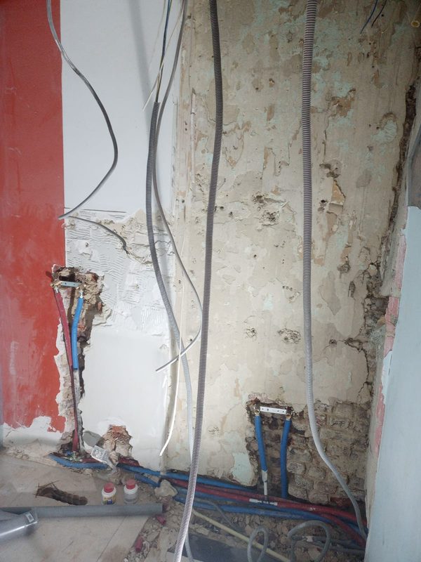 Saignées ouvertes et alimentations en PER posées avant fermeture des murs
