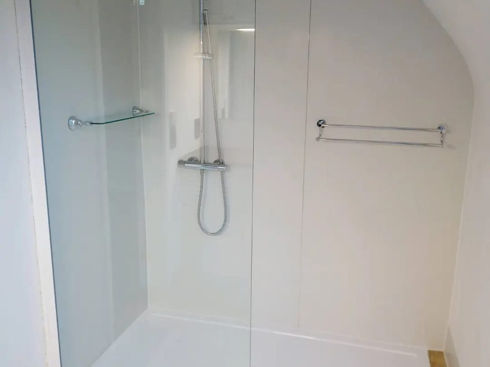 Douche sous combles avec parois vitrées et receveur extra-plat