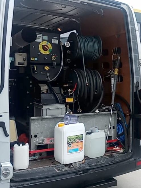Hydrocureur haute pression et enrouleurs de flexibles installés dans la camionnette