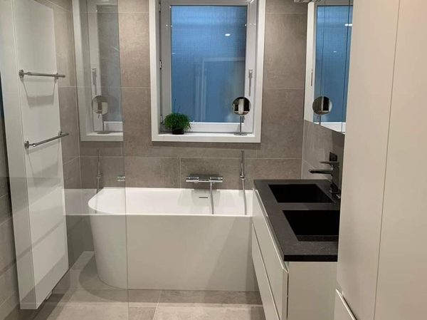 Salle de bain entièrement rénovée : baignoire, meuble double vasque et miroir