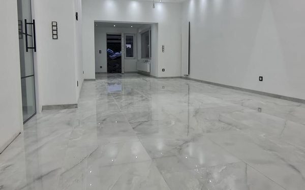 Séjour rénové avec sol en marbre poli et faux plafond éclairé