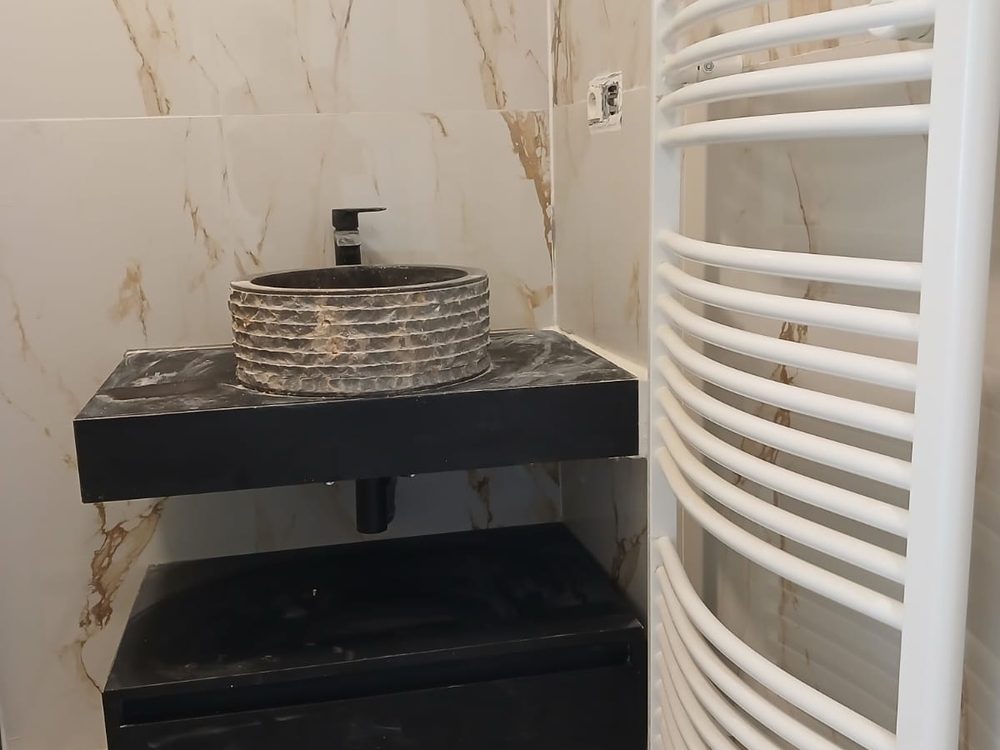 Meuble de salle d'eau avec vasque en pierre et sèche-serviettes