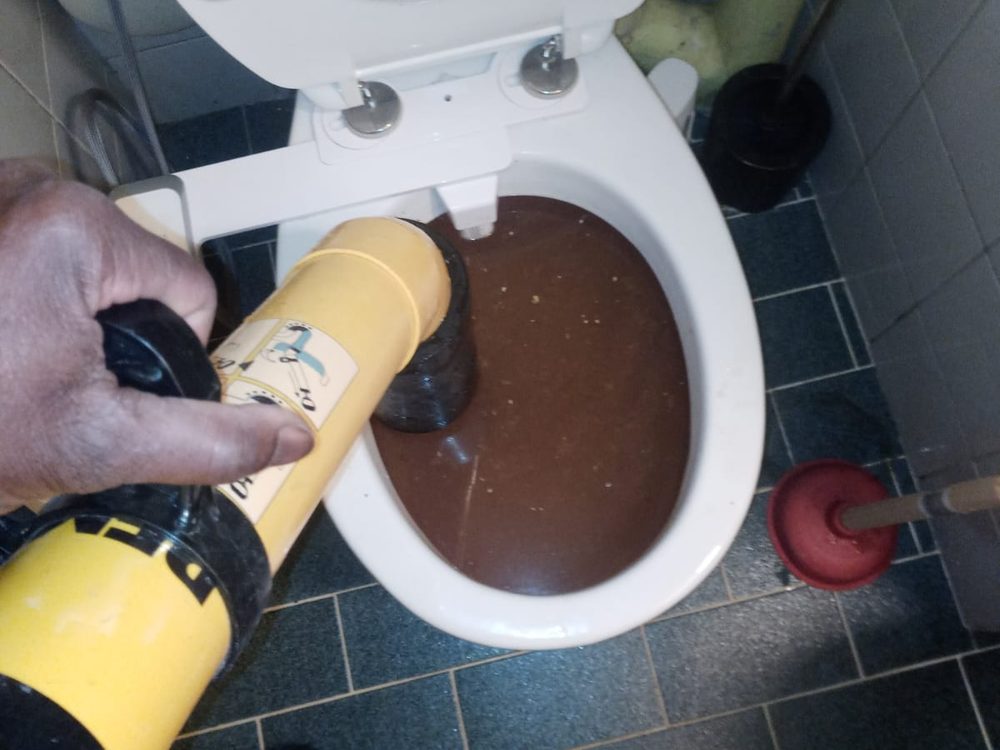 Débouchage d'une toilette bouchée au pistolet à pression